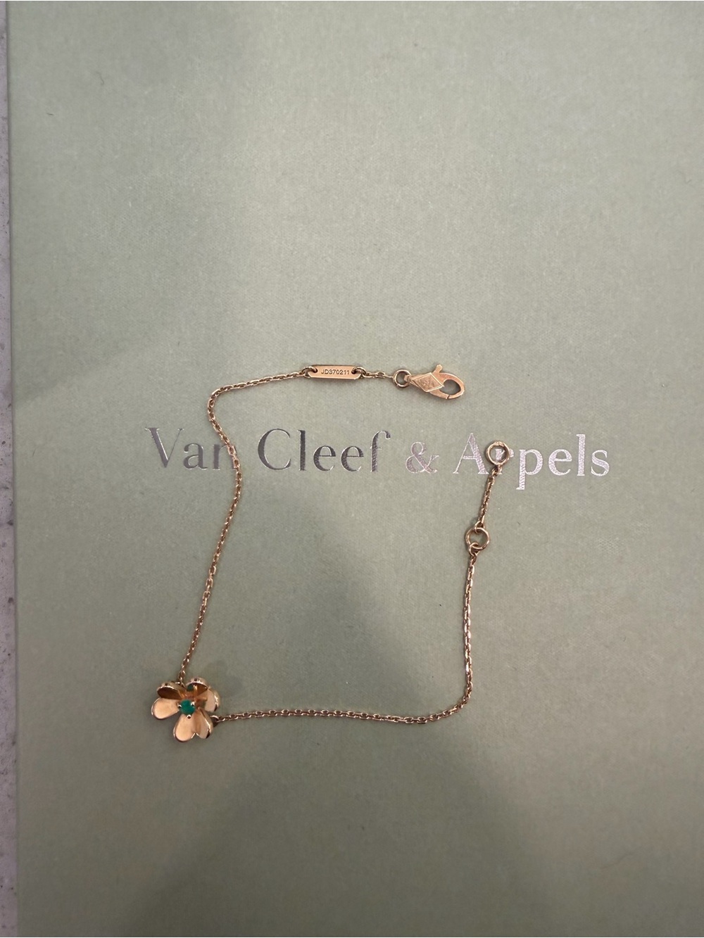 Van Cleef & Arpels Frivole bracelet mini in 18K yellow gold & emerald - Picture 2 of 8